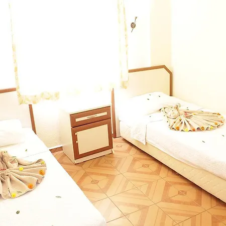 Hotel Leons Sun Village